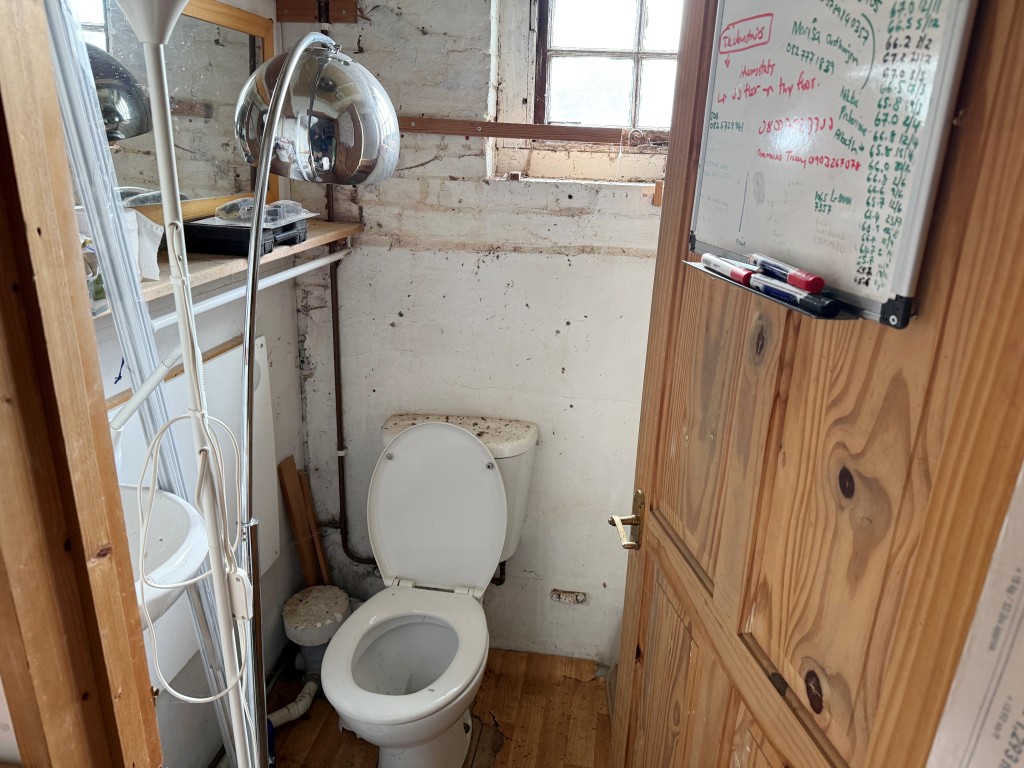 Lot: 35 - STABLES AND LAND WITH PLANNING IN SOUGHT AFTER LOCATION - Cloakroom and WC